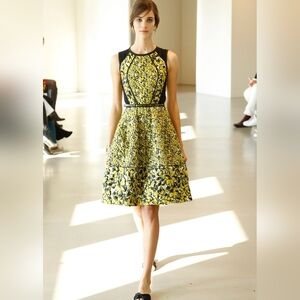 ◇$3,700 OSCAR DE LA RENTA GREEN BROCADE LACE SILK LINED RUNWAY DRESS US 2, 6, 12